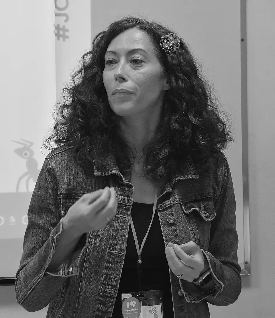Sara Crespo es ponente de los webinarios sobre traducción para profesionales del lengua en Cálamo & Cran y directora de proyectos del departamento de servicios, también, en Cálamo y Cran
